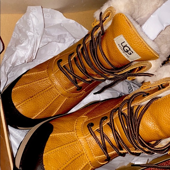 Ugg women Adirondack Boot 3 - Picture 1 of 1